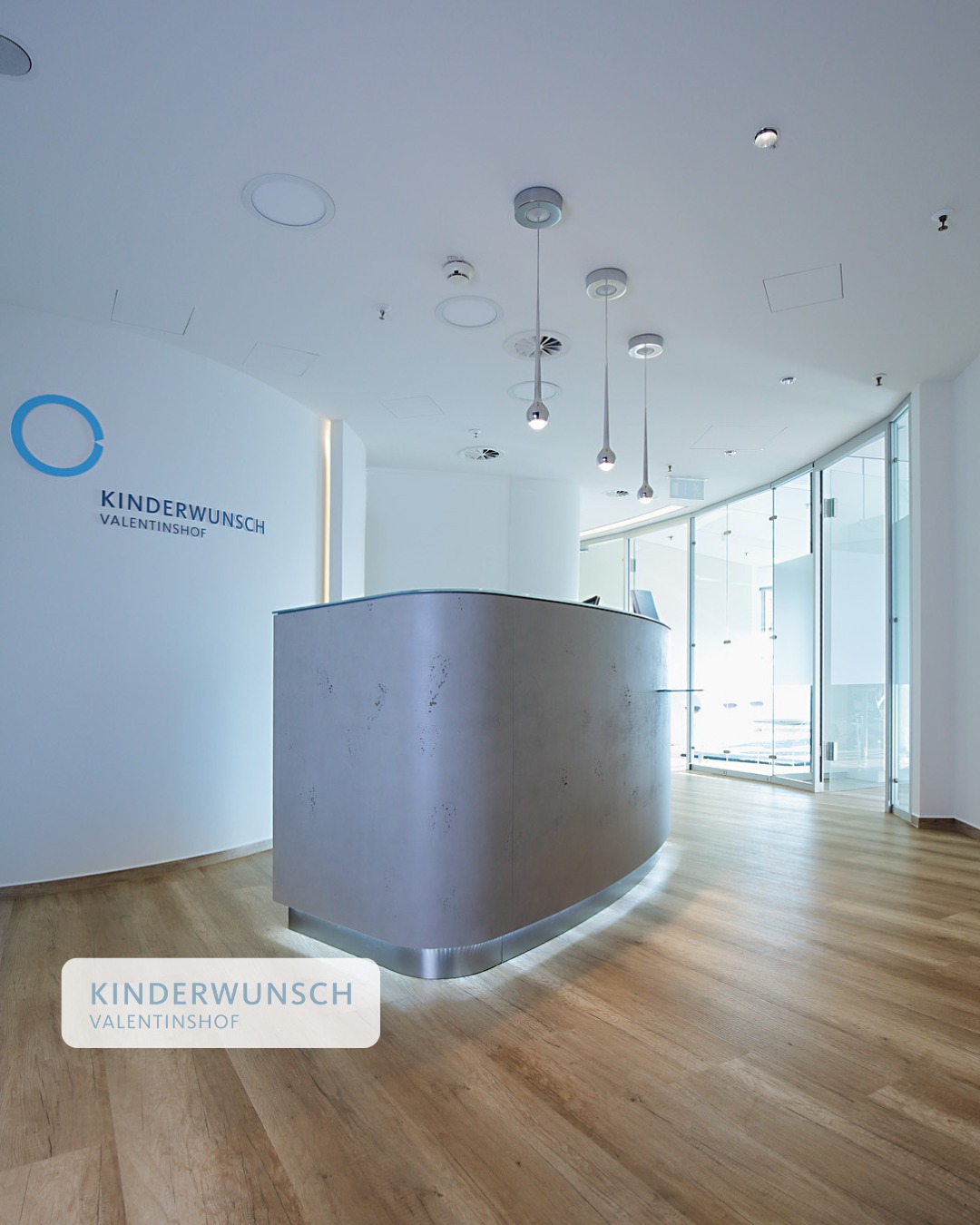 Wir begrüßen Sie am Empfang der Kinderwunschklinik Valentinshof – Ihr Startpunkt auf dem Weg zur Verwirklichung Ihres Kinderwunsches.

Der erste Schritt ist oft der schwerste. Jedoch können Sie auf unsere Erfahrung und Wertschätzung vertrauen. Es ist uns bewusst, dass dieser Prozess herausfordernd sein kann, insbesondere wenn Unsicherheit und Sorge den Weg begleiten.

Nach einer sorgfältigen Anamnese und Untersuchung zeigt sich oftmals ein Licht am Ende des Tunnels. Was unsere Klinik so besonders macht, sind nicht nur die Menschen, die hier arbeiten, sondern auch unsere Art zu arbeiten. Wir behandeln jeden Patienten mit persönlicher Aufmerksamkeit und Respekt, vermitteln Empathie und nehmen uns die Zeit, die sie brauchen.

Wir sind stolz darauf, Teil Ihrer Reise zum Elternglück zu sein und begleiten Sie mit all unserer Kraft und Hoffnung.

#kinderwunsch #kinderwunschhamburg #hamburg #hormone #hormongesundheit #kiwuverbindet #frausein