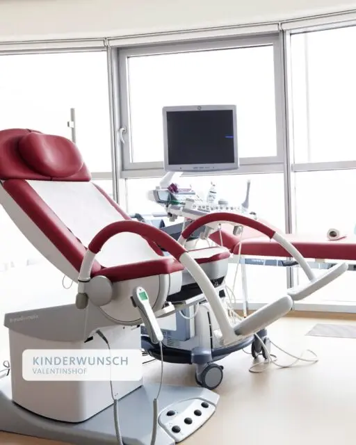 Ein Ort der Möglichkeiten.
 Hier beginnt für viele der Weg zum Wunschkind – mit einem ersten Gespräch, einem einfühlsamen Blick in die Tiefe und moderner Medizin, die Hoffnung greifbar macht. Der Behandlungsraum: ruhig, sicher, bereit für neue Kapitel.

📍 Ankommen – in einer Atmosphäre, die Vertrauen schenkt. Jetzt Termin vereinbaren.

#KinderwunschHamburg #Hamburg #KiWu2026  #Kinderwunschklinik