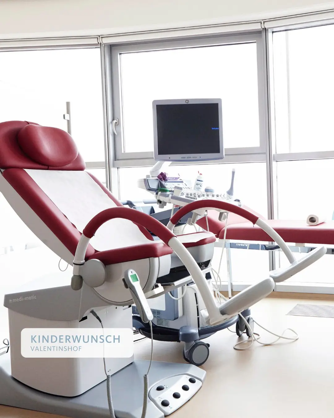Ein Ort der Möglichkeiten.
 Hier beginnt für viele der Weg zum Wunschkind – mit einem ersten Gespräch, einem einfühlsamen Blick in die Tiefe und moderner Medizin, die Hoffnung greifbar macht. Der Behandlungsraum: ruhig, sicher, bereit für neue Kapitel.

📍 Ankommen – in einer Atmosphäre, die Vertrauen schenkt. Jetzt Termin vereinbaren.

#KinderwunschHamburg #Hamburg #KiWu2026  #Kinderwunschklinik
